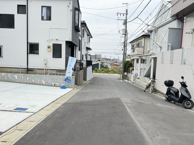 松戸市二ツ木新築戸建【幸谷小学校：9分】の前面道路含む現地写真|北側前面道路・幅員約6ｍ