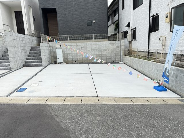 松戸市二ツ木新築戸建【幸谷小学校：9分】の駐車場|1号棟駐車スペース・並列２台駐車可