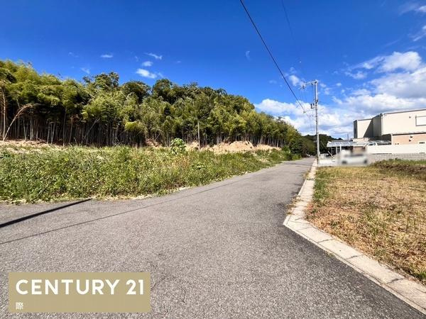 岩出市桜台の売地の前面道路含む現地写真