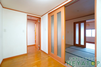 【内装】 | 洋室４.５帖と和室６帖、サービスルーム２帖