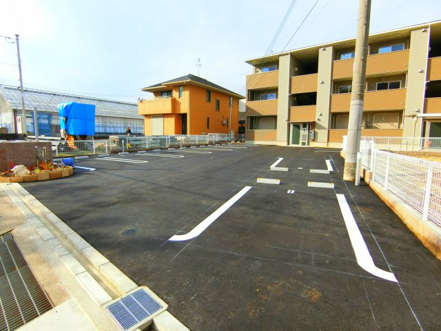 プラザハウスの駐車場