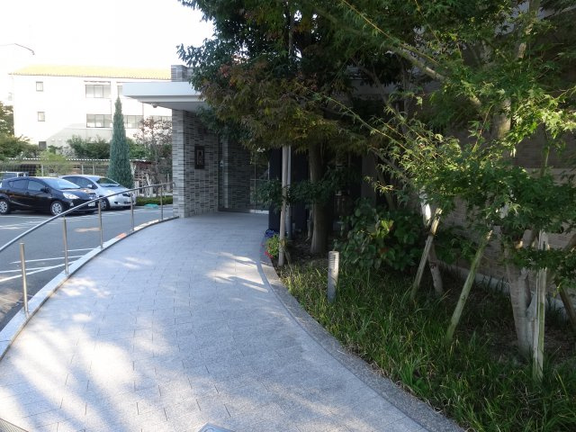 メイプルコート宝塚のエントランス
