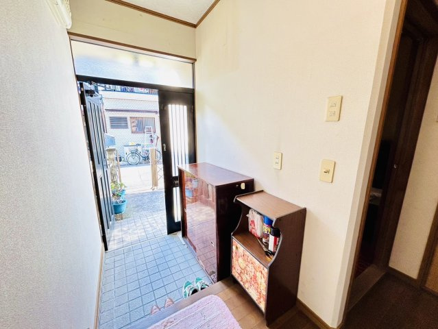 岸和田市大手町　中古戸建の玄関|日当たりの良い広々とした玄関を採用◎