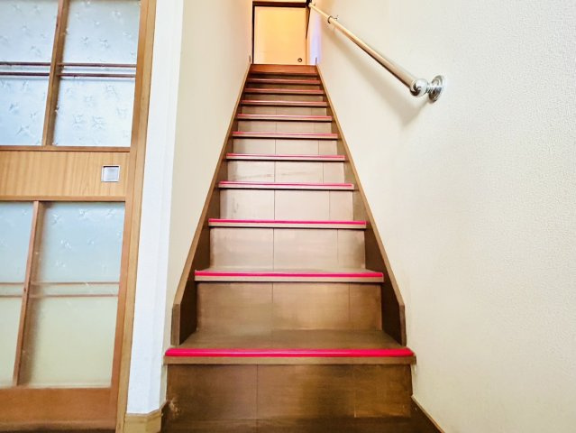 岸和田市大手町　中古戸建の内装|玄関からそのまま2階へ上がることが出来る階段◎