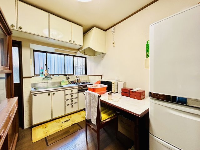 岸和田市大手町　中古戸建のダイニング|収納スペースが充実したキッチンを採用◎