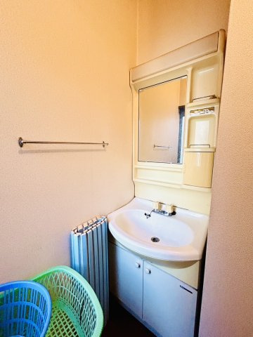 岸和田市大手町　中古戸建の独立洗面台|独立式の洗面台を採用しております◎