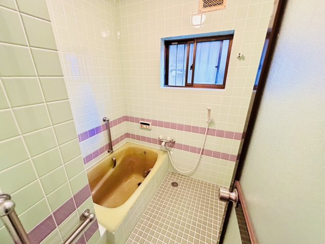 岸和田市大手町　中古戸建の浴室|窓付きのお風呂で換気◎手すりを設け安心してお風呂に入ることが出来ます◎