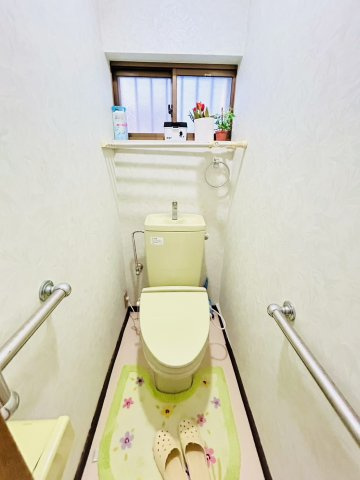 岸和田市大手町　中古戸建のトイレ|白を基調とした窓付き、手すり付きの機能付きトイレ◎