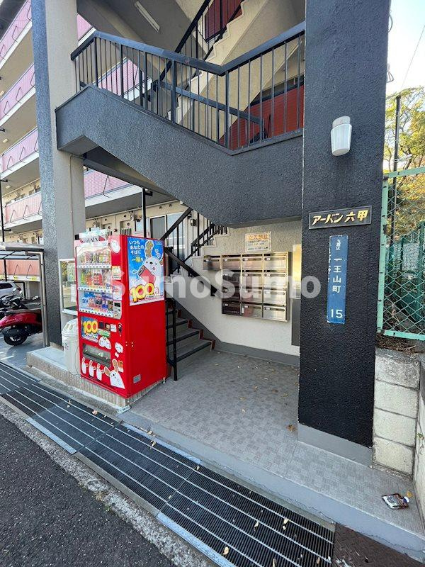 神戸市灘区一王山町の賃貸マンションのエントランス