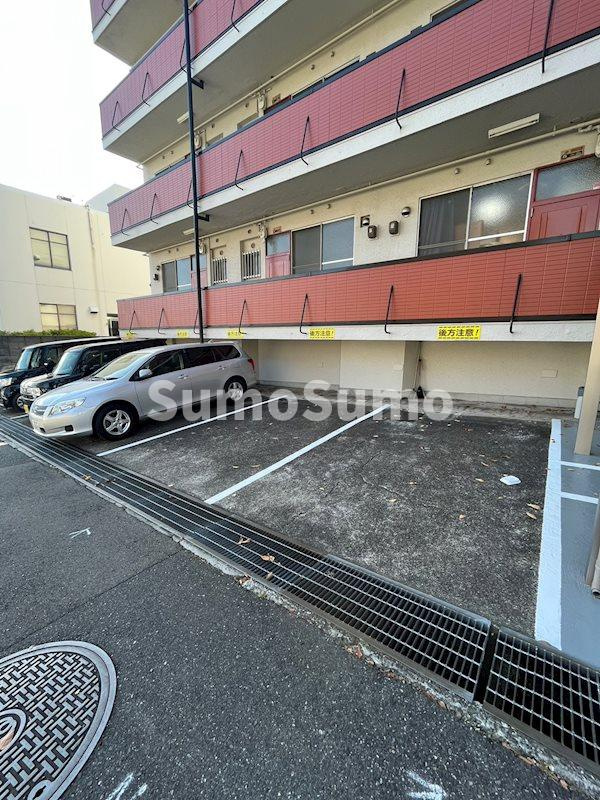 神戸市灘区一王山町の賃貸マンションの駐車場