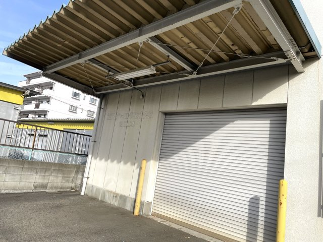 中川好本貸工場の外観|入口は屋根付き
