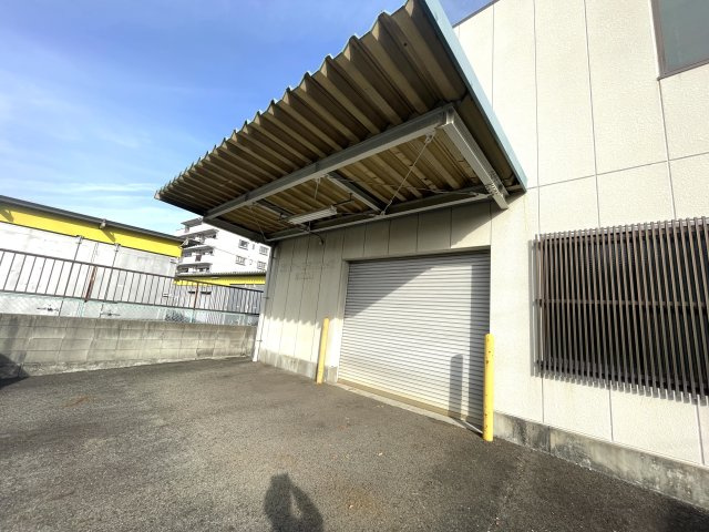 中川好本貸工場の外観|入口は屋根付き