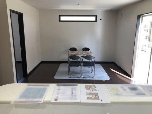 飯山町下法軍寺　中古戸建の居間・リビング|キッチンから見たリビング