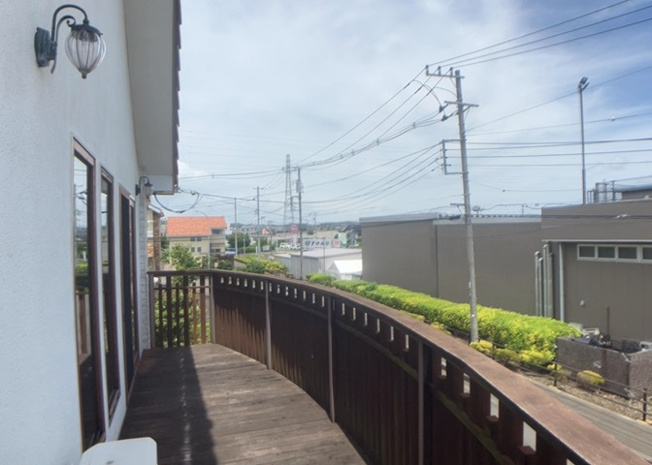 【バルコニー】 | バルコニーは、室外の専用スペースのうち、「屋根がなく開放された空間」であるものを指します。ベランダより広いタイプのものが多く、日当たりもよいため家庭菜園などを楽しみたい人にとって適した環境となります。