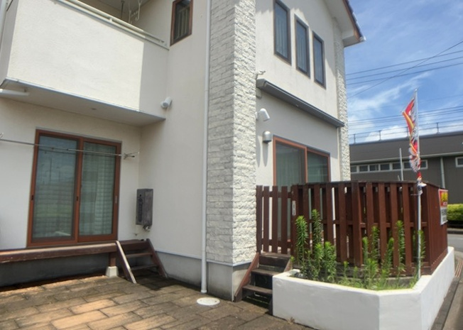 【庭】 | 庭があることでガーデニングや家庭菜園はもちろん、こどもの遊び場やペットを放して遊ぶことができます。また、家の周囲に余裕があるということです。隣地との間があれば、十分な日当たりと、風通しが確保できます。