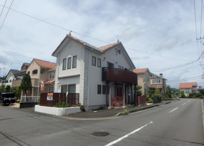 【前面道路含む現地写真】 | お持ちの車種によっては前面道路が広い方が便利でしょう。しかし、前面道路が広ければその分交通量が多くなるため、騒音などが気になる場合があります。実際に現地を見学し、周辺交通量や騒音などを確認しましょう！