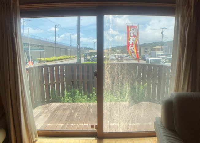 【内装】 | サッシは、ガラス窓に使用される金属製の窓枠です。一般的に住宅建築では、金属製建具工事の段階でガラス類・玄関などと同時に設置されます。種類や構造により断熱性能や遮音性能が異なるので現地でご確認ください。