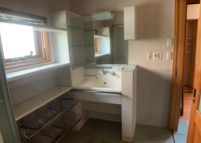 【脱衣所】 | 多くの戸建て住宅で見かける洗面脱衣所は、洗面台と洗濯機が2畳ほどのスペースに並べられていて、洗面所が脱衣所を兼ね備えている間取りが一般的です。お客様が利用することもある、パブリックな空間でもあります。