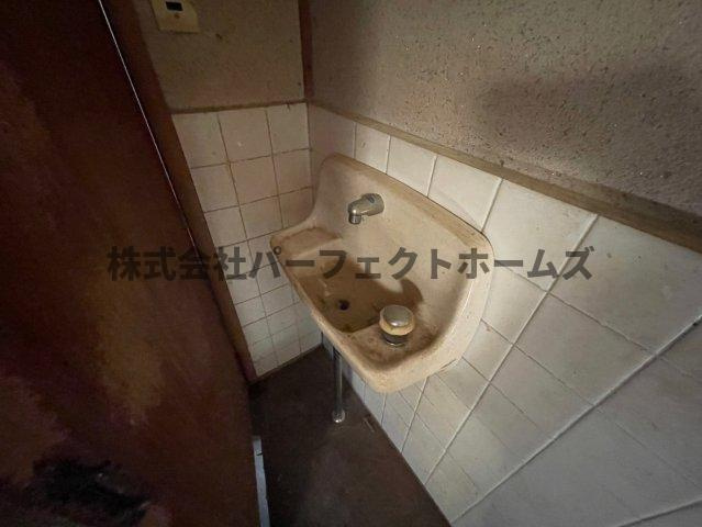 星丘2丁目戸建　賃貸の洗面所|明るい洗面所です