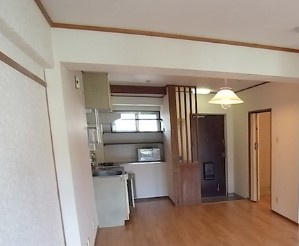 東生駒8番館の居間・リビング