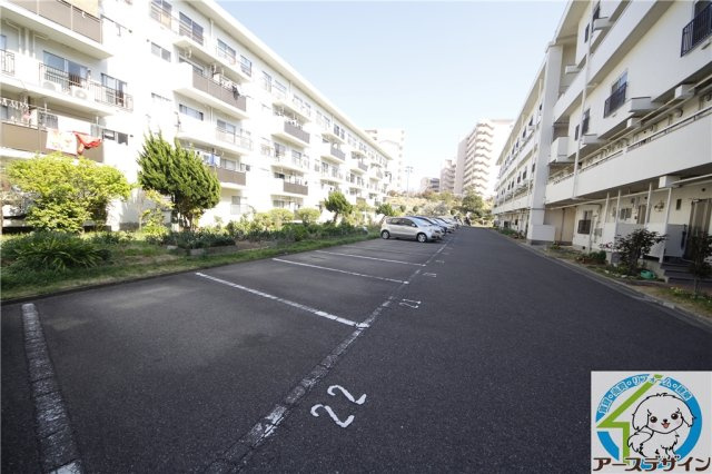 松が丘住宅12号棟の駐車場