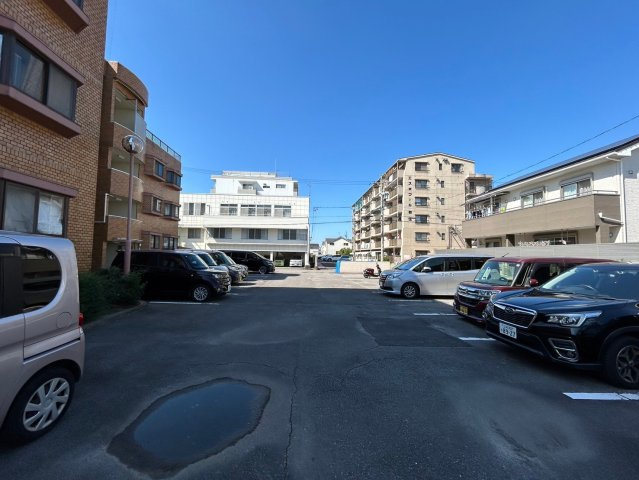 西尾市寄住町佃の賃貸マンションの駐車場