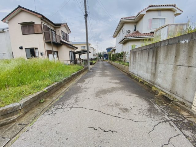 朝日　中古戸建の前面道路含む現地写真