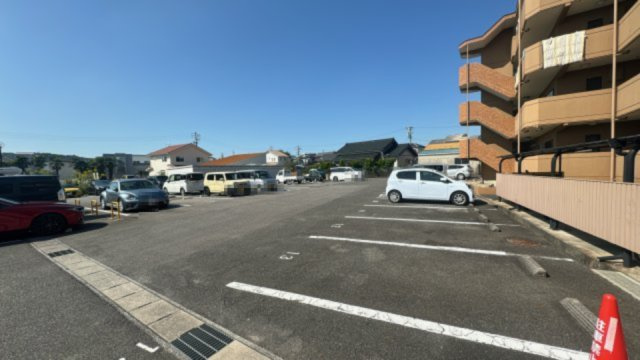 プライマリー三大の駐車場