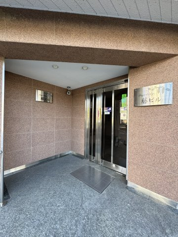 藤ビルのエントランス