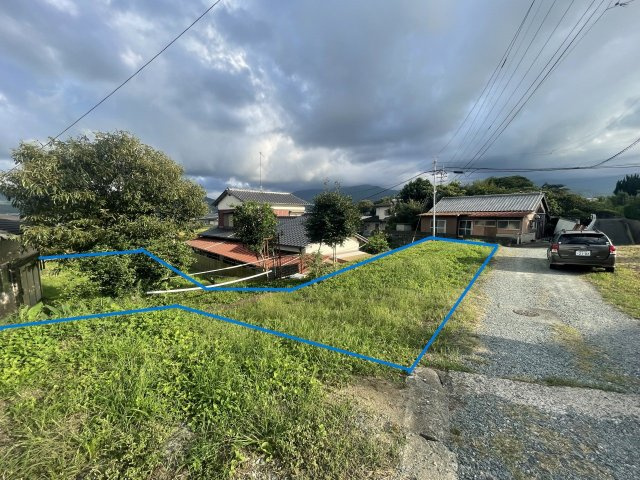 糸島 三雲の土地の前面道路含む現地写真|この部分は駐車場や畑として利用ができます。