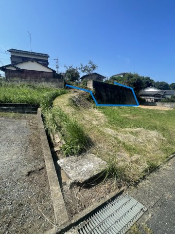 糸島 三雲の土地の前面道路含む現地写真|下から見た写真です