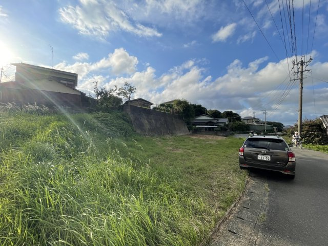 糸島 三雲の土地の前面道路含む現地写真|下の道路は中学生の通学路になっています