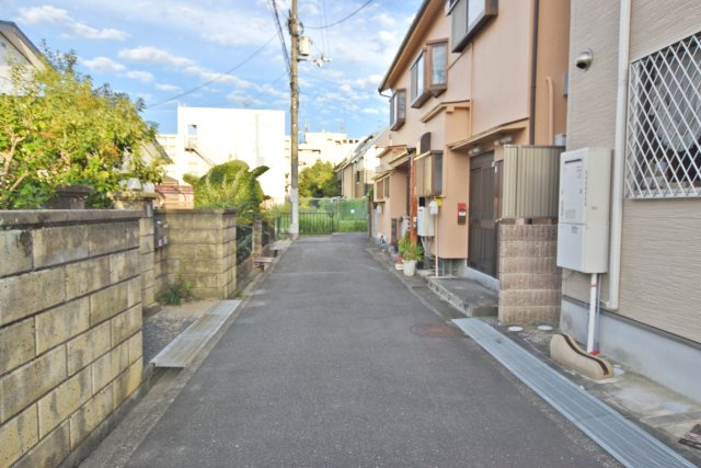 伊丹市行基町2丁目建築条件付売土地の前面道路含む現地写真|現地（2024年10月）撮影
