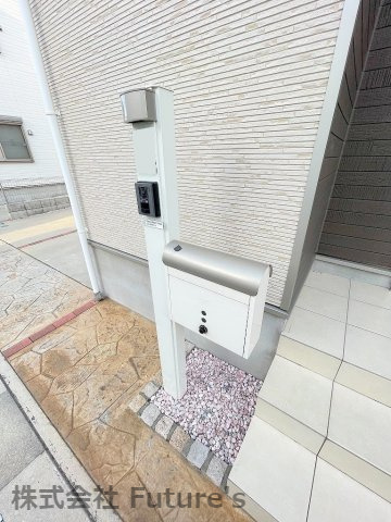 三郷市彦倉1丁目　中古戸建のエントランス|不在時に便利な宅配BOX完備