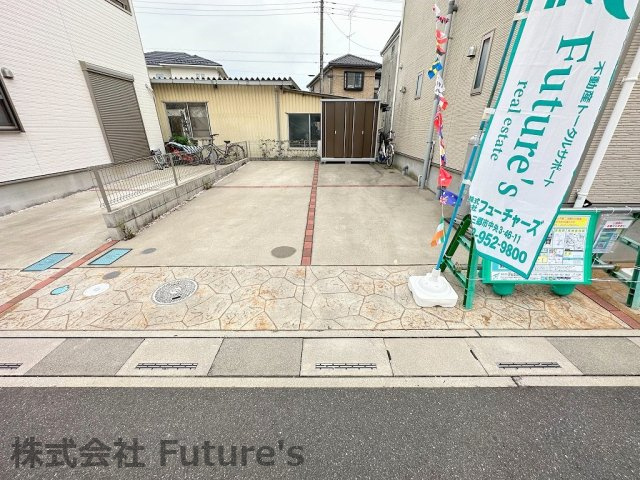 三郷市彦倉1丁目　中古戸建の駐車場|カースペース並列2台駐車可能（車種による）