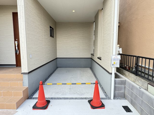 松戸市五香３丁目新築戸建【高木第二小学校：4分】の駐車場|愛車にやさしいビルトインガレージ