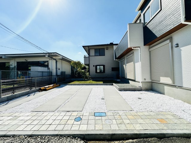 平塚市南原1丁目　敷地広々大型戸建ての前面道路含む現地写真