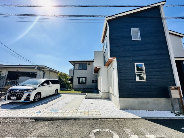 平塚市南原1丁目　敷地広々大型戸建ての前面道路含む現地写真