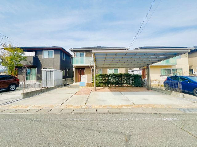 高崎市菅谷町の外観|お車２台分のカーポート付き♪駐車スペースを確保しながらもBBQや家庭菜園なども出来ちゃいます(^^♪