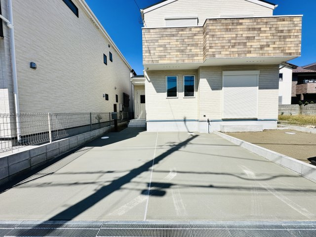 平塚市中里　敷地広々新築戸建ての駐車場