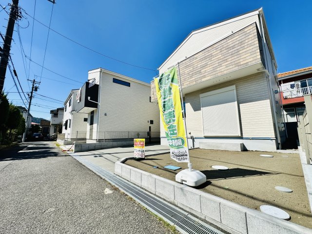平塚市中里　敷地広々新築戸建ての前面道路含む現地写真