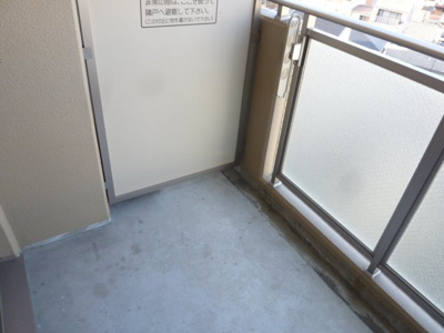 【バルコニー】 | ボンジュール西九条 | 外からの目が気にならないバルコニーで洗濯物が干せます