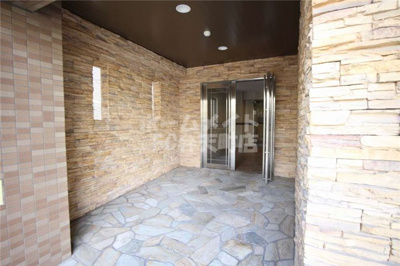 【エントランス】 | ボンジュール西九条 | 落ち着いたエントランスです