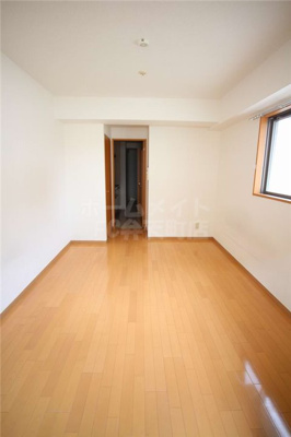 【居間・リビング】 | ボンジュール西九条 | こちらのリビングで趣味の時間をお楽しみください