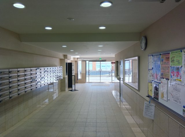日興総持寺スカイマンションのエントランス