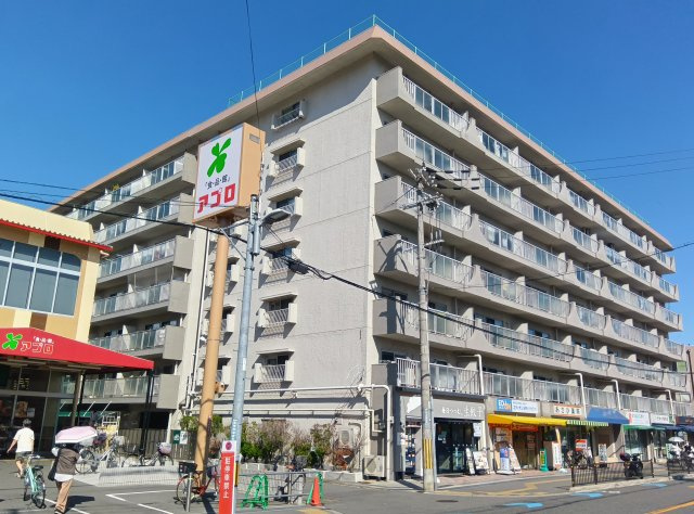 日興総持寺スカイマンションの外観|阪急総持寺駅徒歩2分で駅まで平坦です。スーパーアプロやスーパーフレスコが徒歩1分圏内も魅力的です。
