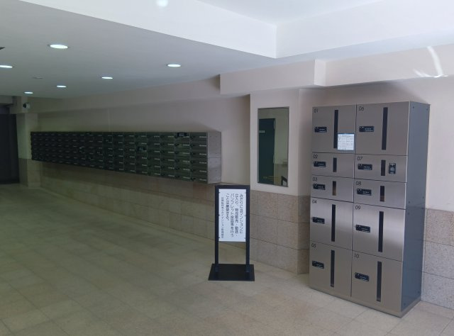 日興総持寺スカイマンションのその他共用部分|エントランスには集合ポストと宅配ボックスがあります。