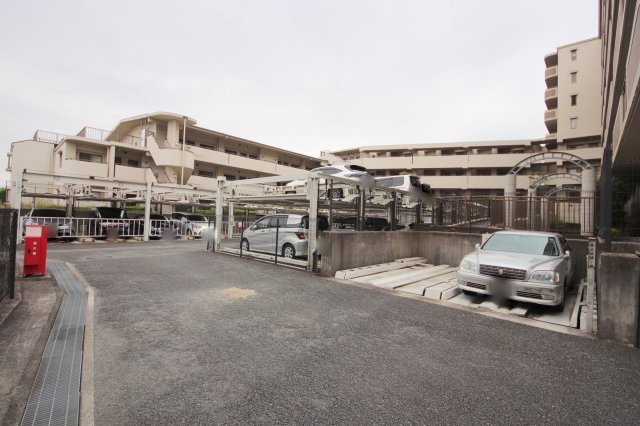 生駒東松ヶ丘アーバンコンフォートの駐車場