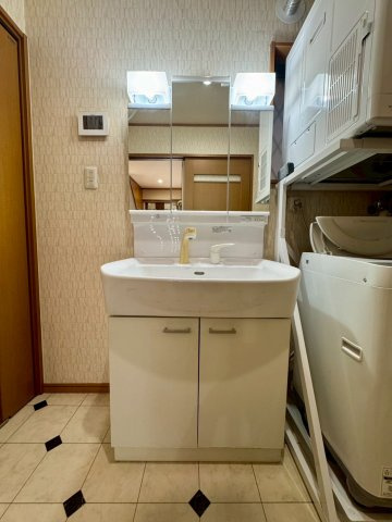 寝屋川市池田１丁目の独立洗面台|明るくワイドな鏡を備えた洗面化粧台です！