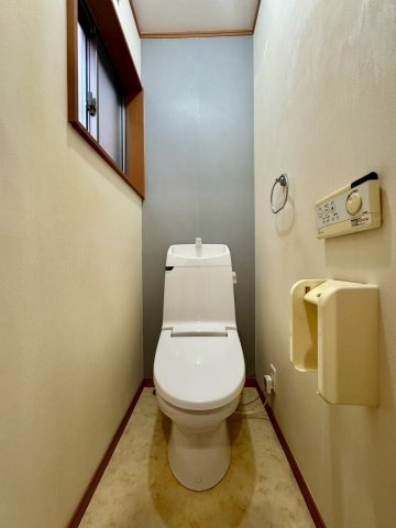 寝屋川市池田１丁目のトイレ|小窓付きで換気も安心です！